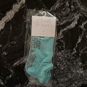 tavi noir sticky socks teal size medium NWT